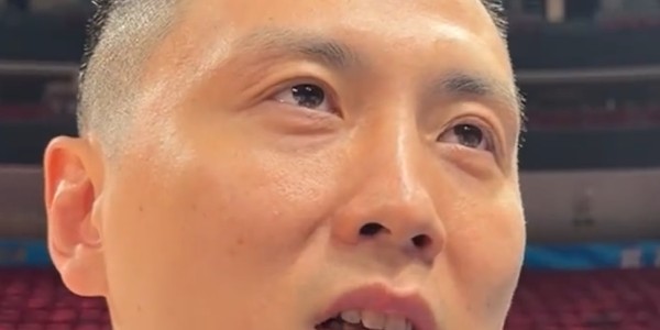 皇冠体育官方入口-备战北京！洛夫顿白边缺席，卢伟亲承可出战季后赛，今晚享受比赛