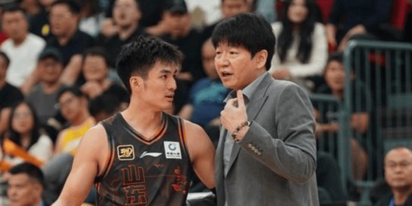 皇冠体育官方入口-山东男篮险胜江苏邱彪再次恶心球迷：两嫡系球员光腚推磨转圈丢人